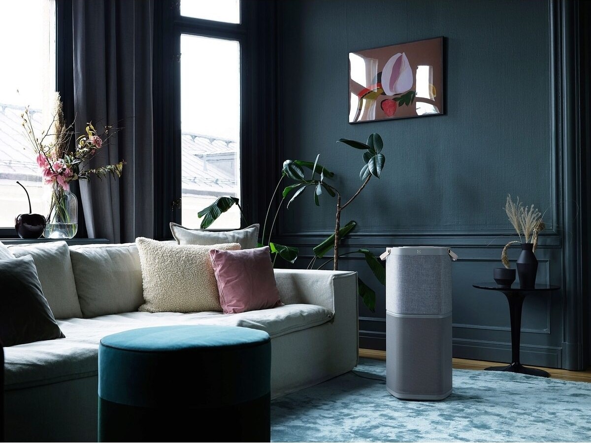 摺疊整齊並放置在床上的白色羽絨被特寫。