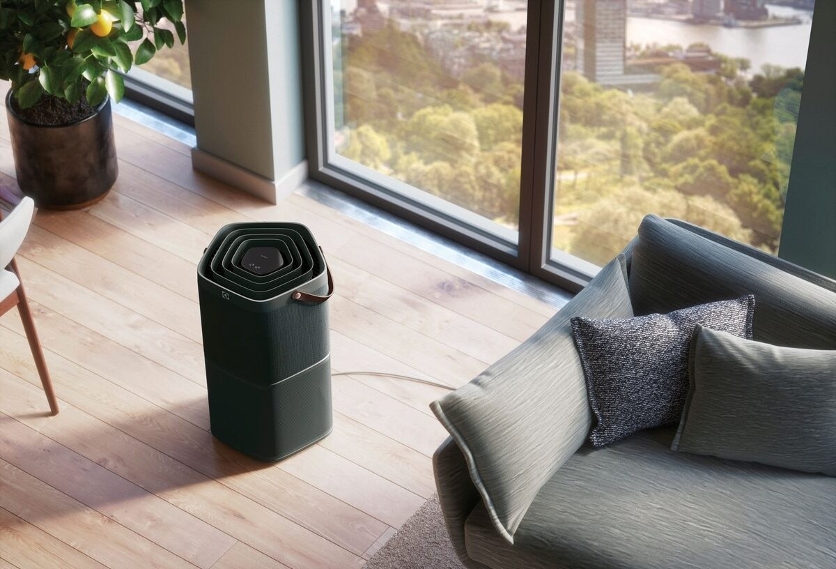 摺疊整齊並放置在床上的白色羽絨被特寫。