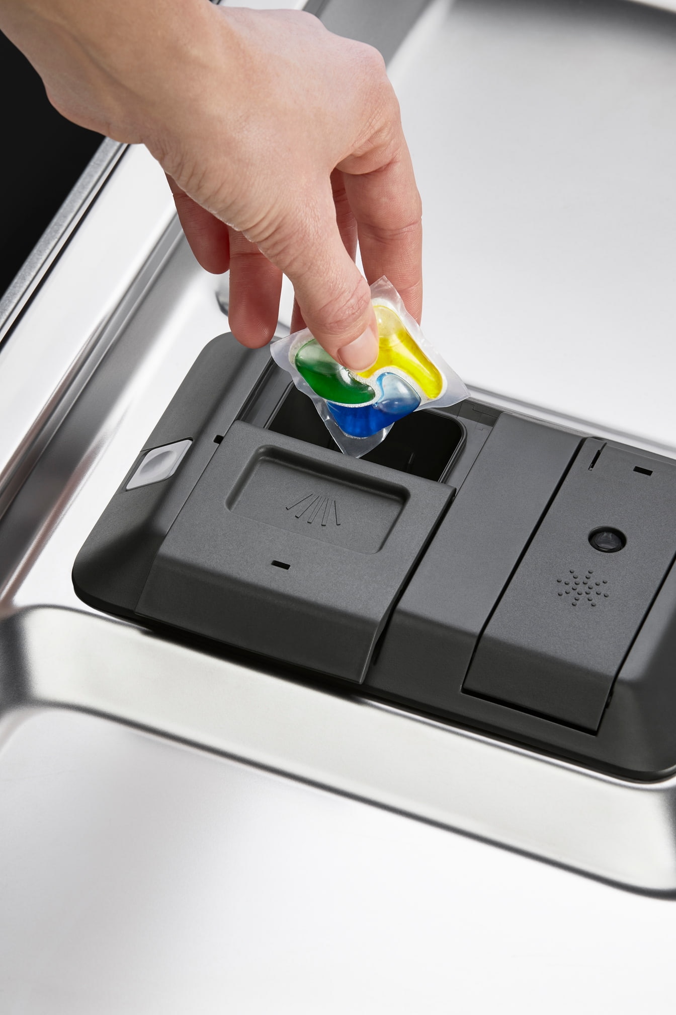 將洗碗凝珠放入洗碗機洗劑盒。