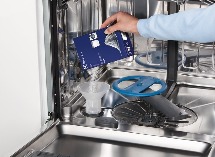 將伊萊克斯洗碗機軟化鹽倒入洗碗機。