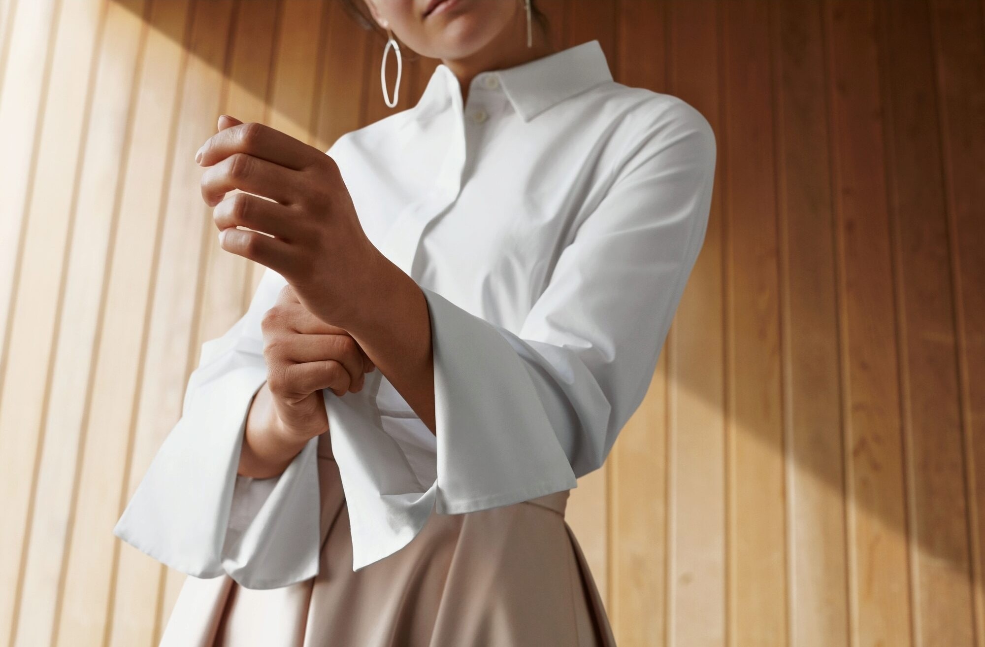 一名女性穿著質地平整、潔白如新的白色襯衫。