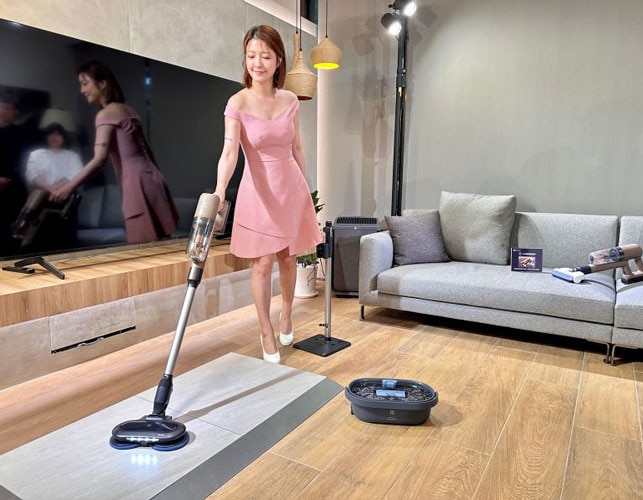 無線吸塵器新戰場！伊萊克斯首款輕量「濕拖吸塵器」　免手洗拖布