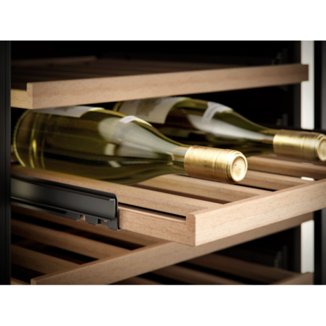 滑軌緩衝設計,取放酒瓶更方便